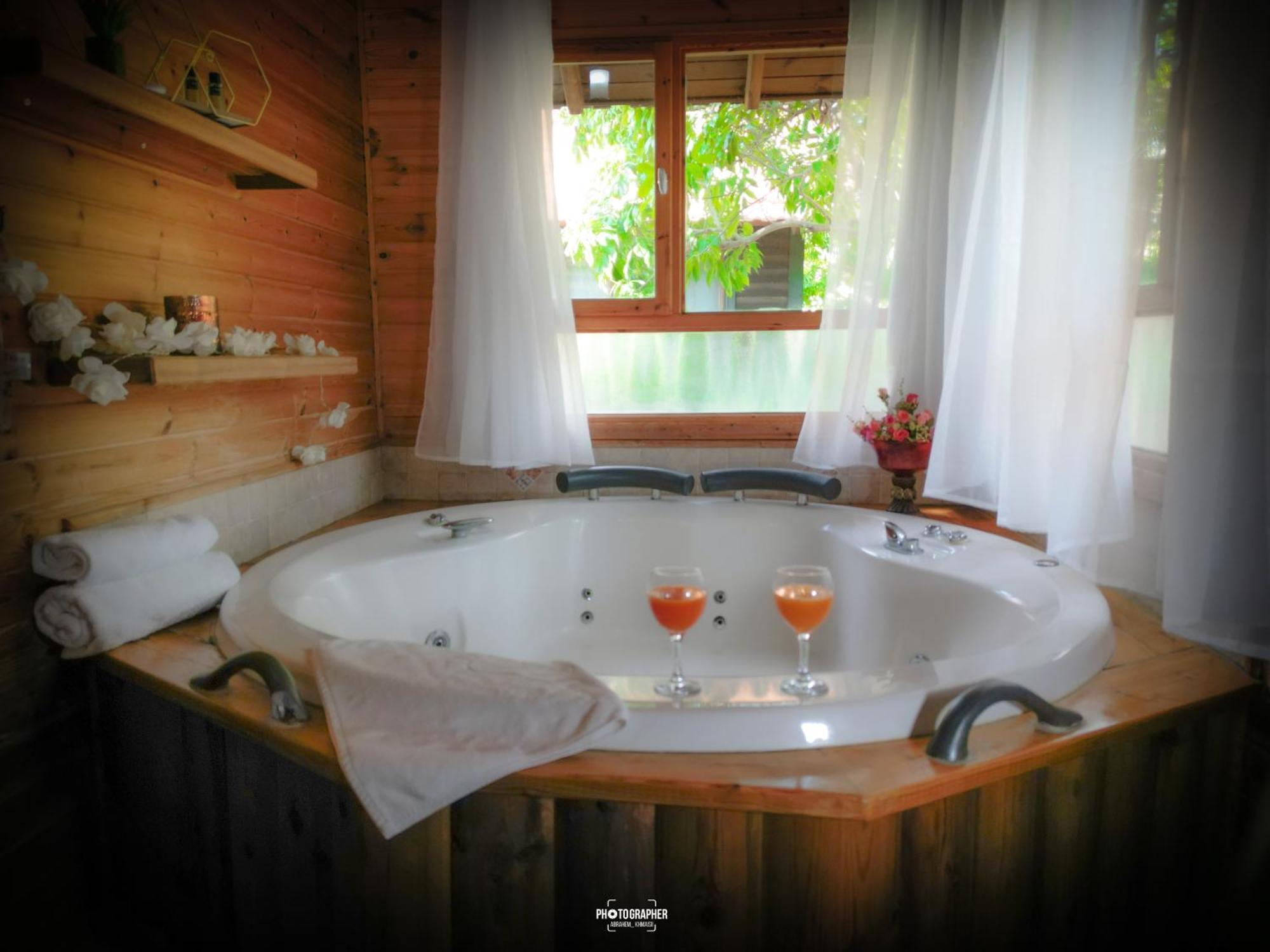 The Wooden Rose Cabins Bezet Rom bilde